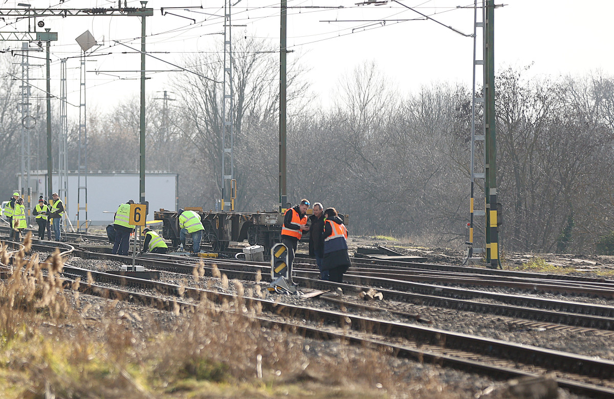 Szeged, MÁV, vasút, vonat, Szeged-Rendező állomás, kisiklott, tehervonat, sín, helyreállítás, Kecskés-telep, vasúti átjáró, közlekedés, forgalom