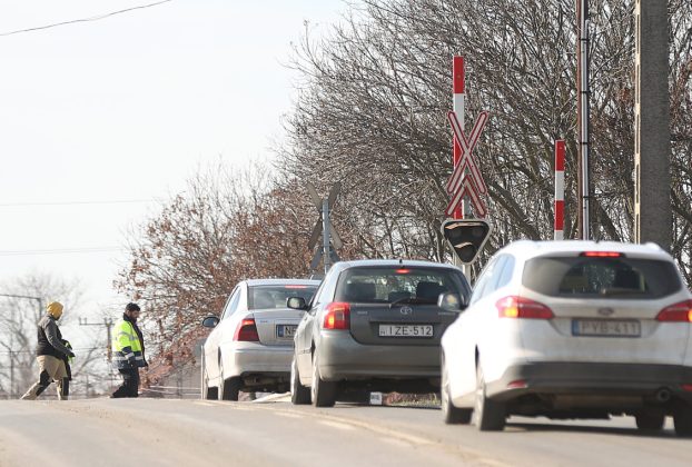 Szeged, MÁV, vasút, vonat, Szeged-Rendező állomás, kisiklott, tehervonat, sín, helyreállítás, Kecskés-telep, vasúti átjáró, közlekedés, forgalom