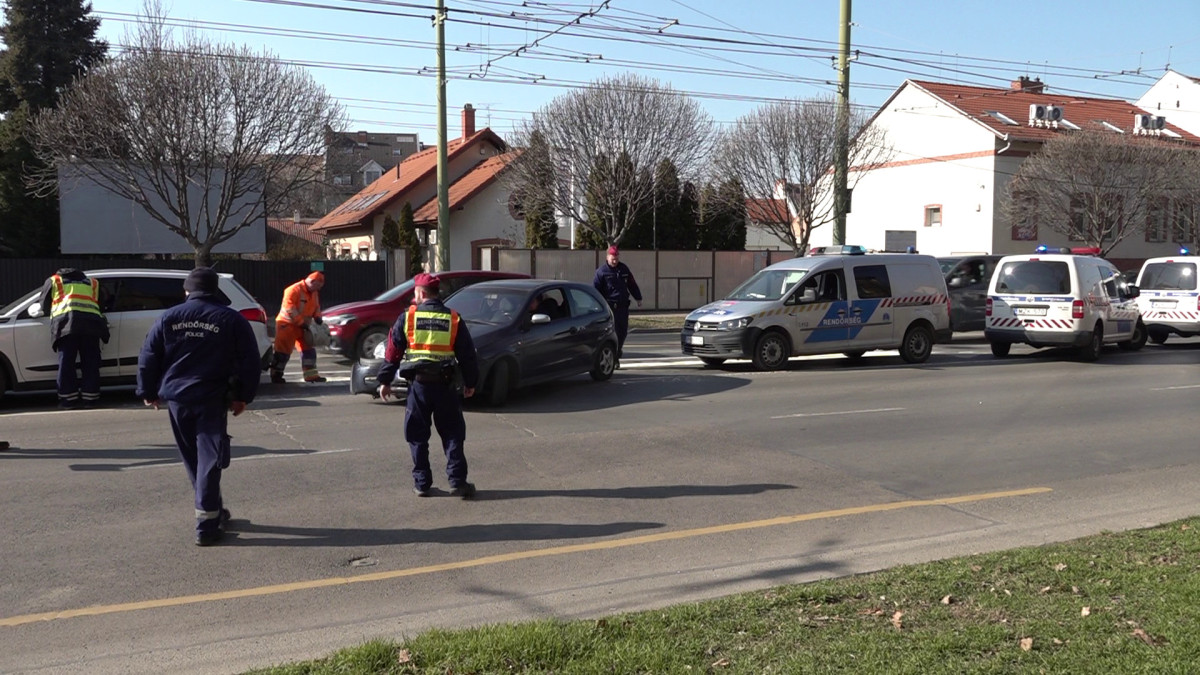 Hármas karambol Szegeden, a Csongrádi sugárúton