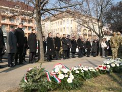 Szeged, kommunista diktatúrák áldozatai, megemlékezés, Kormányhivatal, Glattfelder Gyula tér, koszorúzás