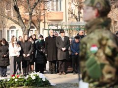 Szeged, kommunista diktatúrák áldozatai, megemlékezés, Kormányhivatal, Glattfelder Gyula tér, koszorúzás