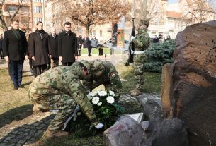 Szeged, kommunista diktatúrák áldozatai, megemlékezés, Kormányhivatal, Glattfelder Gyula tér, koszorúzás