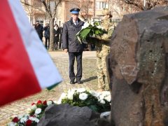 Szeged, kommunista diktatúrák áldozatai, megemlékezés, Kormányhivatal, Glattfelder Gyula tér, koszorúzás