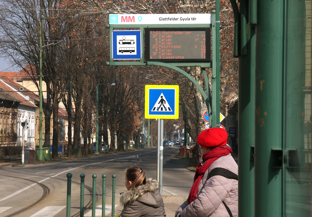 Szeged, menetrendi LED kijelző tábla a Glattfelder Gyula téri villamos megállóban. Fotó: Frank Yvette