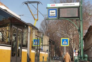 Szeged, menetrendi LED kijelző tábla a Glattfelder Gyula téri villamos megállóban. Fotó: Frank Yvette