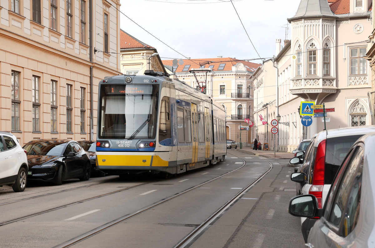 Szeged, sárga, tram train, Zrínyi utca, tömegközlekedés, vasútvillamos, MÁV, forgalom