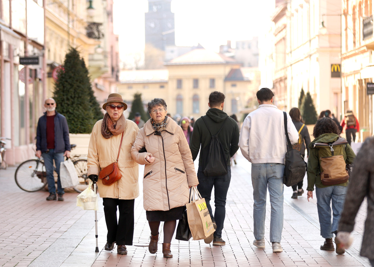 Szeged, napos, tavasz, időjárás, március, Kárász utca, idős, nyugdíjas