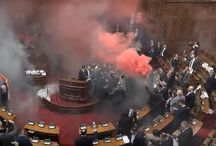 Verekedéssel akadályozta az ellenzék a szerbiai parlament ülését. Fotó: pannonrtv.com