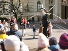 Szeged, bábszínházi világnap, Kövér Béla Bábszínház, óriásbábok, gyerekek