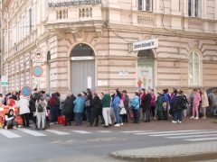 Szeged, Mátrix Közhasznú Alapítvány, élelmiszerosztás, csokiosztás, adomány, rászoruló