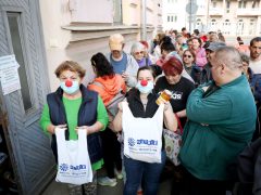 Szeged, Mátrix Közhasznú Alapítvány, élelmiszerosztás, csokiosztás, adomány, rászoruló