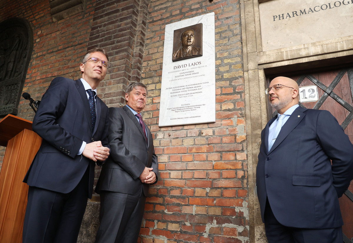 Szeged, Prof. Dr. Dávid Lajos, Gyógyszerészeti Intézet, Dóm tér, Nemzeti Emlékcsarnok, Pantheon, emléktábla, avatás, Hankó Balázs, Kiss-Rigó László, Rovó László