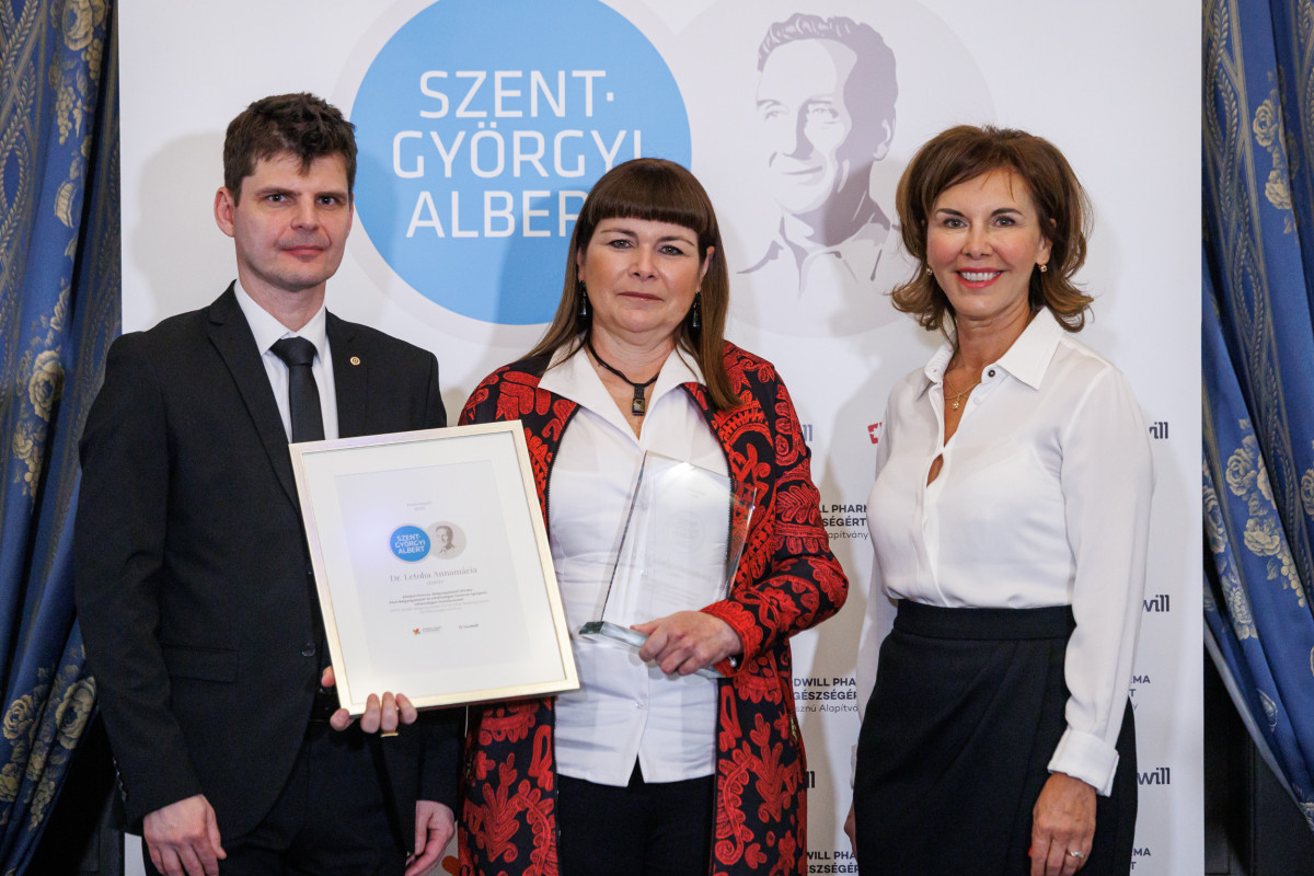 Letoha Annamária átvette a Szent-Györgyi Albert Orvosi Díjat. Fotó: Szent-Györgyi Albert Orvosi Díj hivatalos oldala