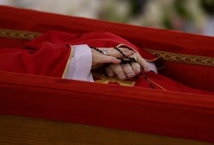 Erdő Péter bíboros is részt vesz ma Ferenc pápa koporsója áthelyezésének szertartásán. Fotó: Saints of Today hivatalos Facebook-oldala