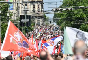 Több ezren tiltakoztak a szerb kormány épülete előtt május 1-jén. Fotó: Vesna Lalić/Nova.rs