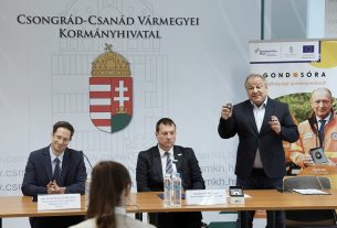 Előzetes igénylés nélkül kézhez kapják 80 év felett a Gondosórát Csongrád-Csanád vármegyében. Fotó: Gémes Sándor