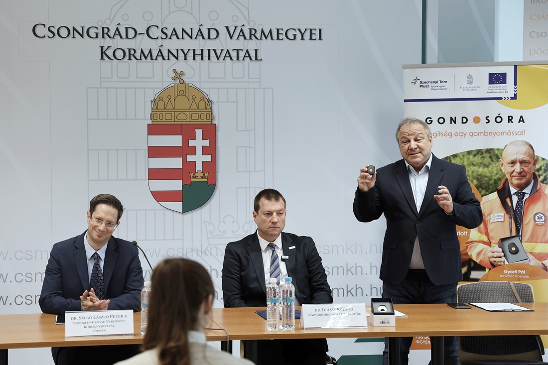 Előzetes igénylés nélkül kézhez kapják 80 év felett a Gondosórát Csongrád-Csanád vármegyében. Fotó: Gémes Sándor
