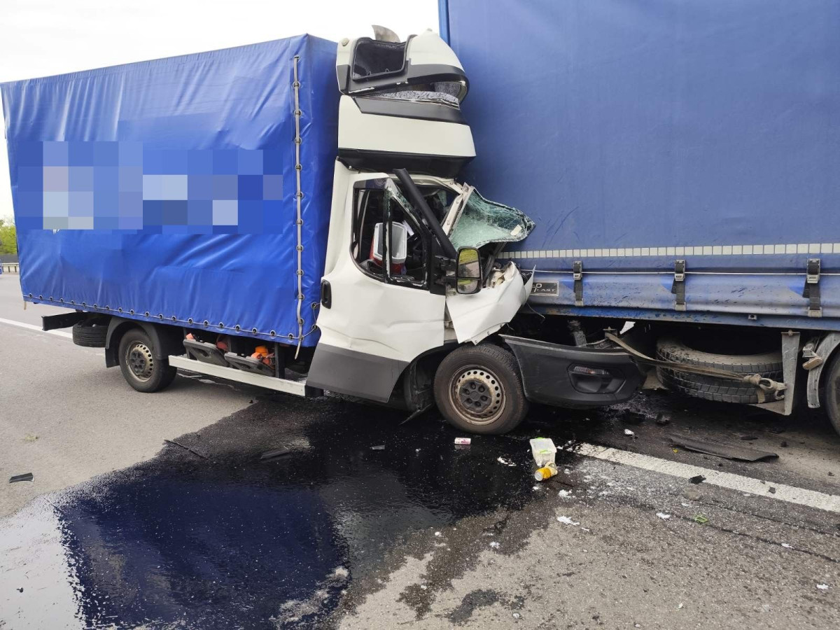 Baleset miatt lezárták az M5-ös autópálya Szeged felé tartó oldalát Kakucsnál. Fotó: Balesetinfo