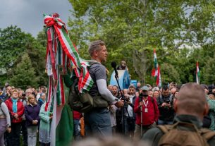 Magyar Péter zászlókkal