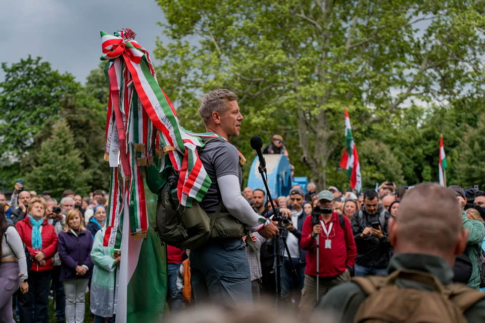 Magyar Péter zászlókkal