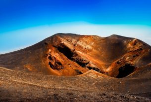 Beomlott az Etna egyik kráterpereme.