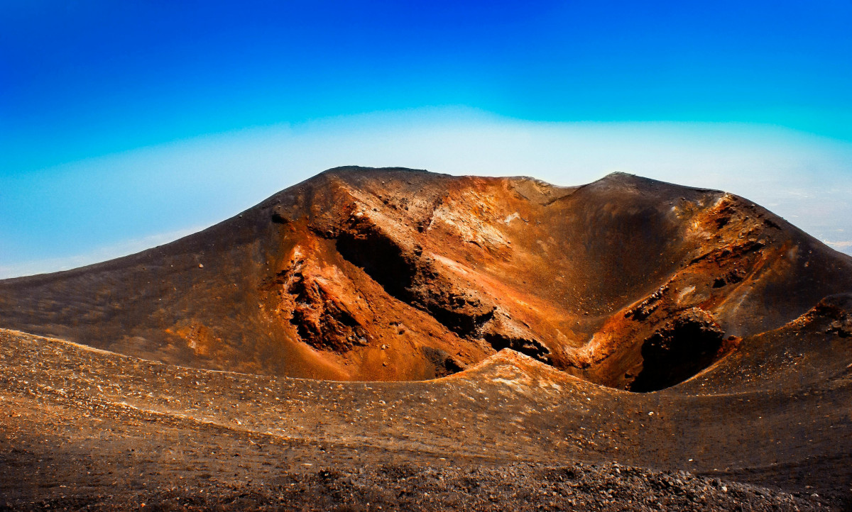 Beomlott az Etna egyik kráterpereme.
