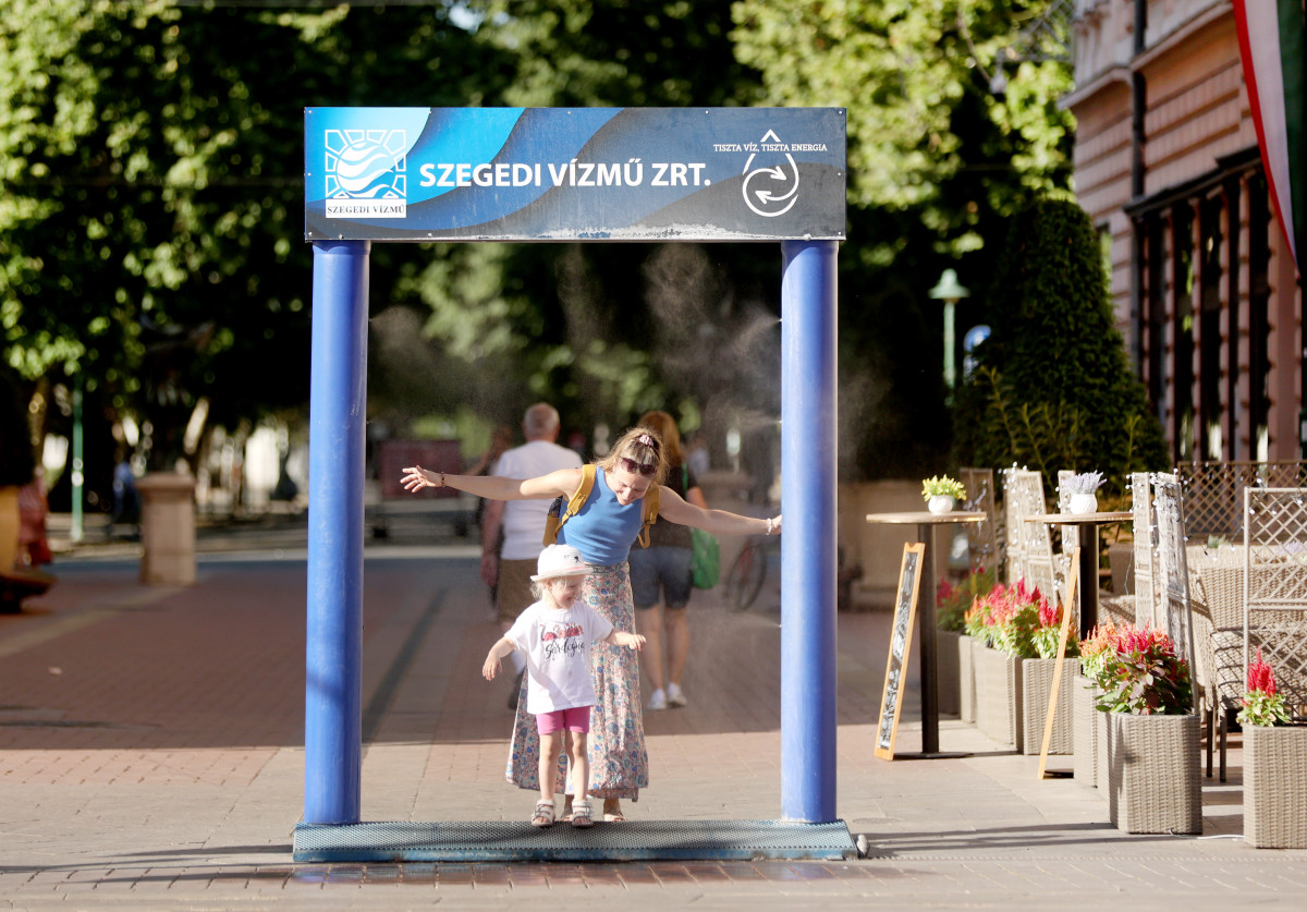 Szeged, 40 fok, nyár, meleg, hőség, kánikula, július, időjárás, belváros, Kárász utca, párakapu