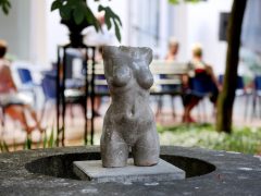 Szeged, nyár, kultura, Wagner udvar, Ars poetica, kiállítás, szobor