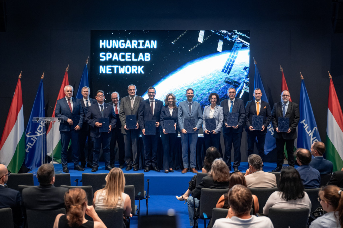 Űripari hálózat létrehozásáról született megállapodás. HUNOR. Kapu Tibor. Nemzetközi Űrállomás. Fotó: HUNOR FB