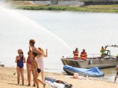 Szeged, civil szervezet, Lapos Beach, Lapos, szabadstrand, strand, Tisza, Tisza part, fürdés, nyár, vízimentés, tűzoltás, bemutató
