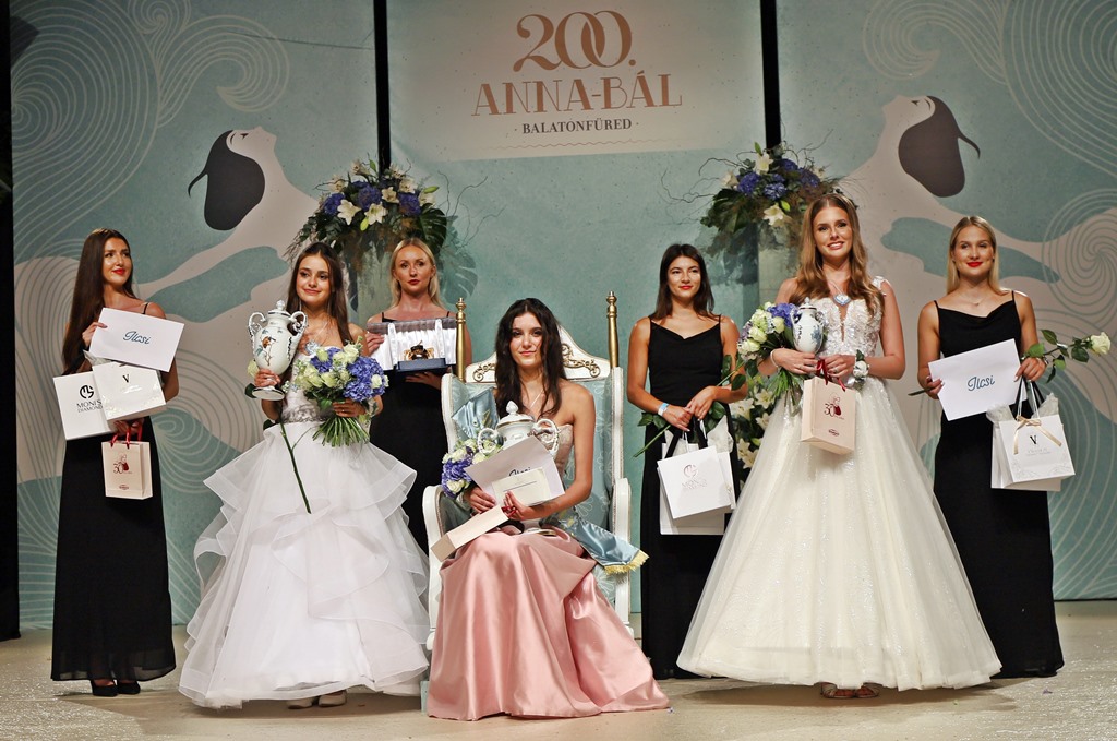 Elsőbálozó lányok lettek a 200. balatonfüredi Anna-bál szépei
