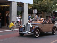 Szeged, XV. Dél-Alföldi Veteránjármű Találkozó, veteránjármű, veterán autók, felvonulás, belváros