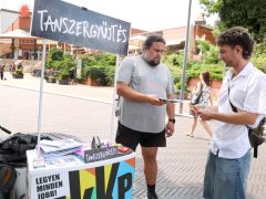 Szeged, Magyar Kétfarkú Kutya Párt, Dugonics tér, tanszergyűjtés, iskola, tanszer