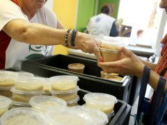 Szeged, Ételt az Életért Alapítvány, ételosztás, Zárda utca, szegénység, rászorulók