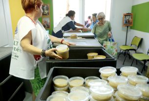 Szeged, Ételt az Életért Alapítvány, ételosztás, Zárda utca, szegénység, rászorulók