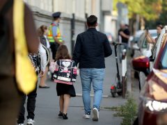 Szeged, tanévkezdés, Madách iskola, iskola, diákok, gyerekek, iskolatáska, táska, szeptember, közlekedés, polgárőr, rendőr, Madách utca