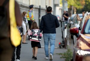 Szeged, tanévkezdés, Madách iskola, iskola, diákok, gyerekek, iskolatáska, táska, szeptember, közlekedés, polgárőr, rendőr, Madách utca