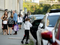 Szeged, tanévkezdés, Madách iskola, iskola, diákok, gyerekek, iskolatáska, táska, szeptember, közlekedés, polgárőr, rendőr, Madách utca