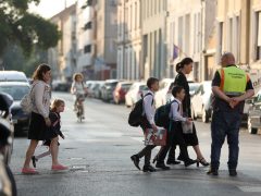 Szeged, tanévkezdés, Madách iskola, iskola, diákok, gyerekek, iskolatáska, táska, szeptember, közlekedés, polgárőr, rendőr, Madách utca