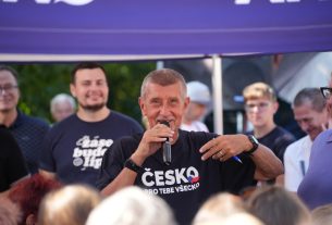 Megütötte mankójával Andrej Babist egy résztvevő a választási gyűlésen. Fotó: Andrej Babist hivatalos Facebook-oldala