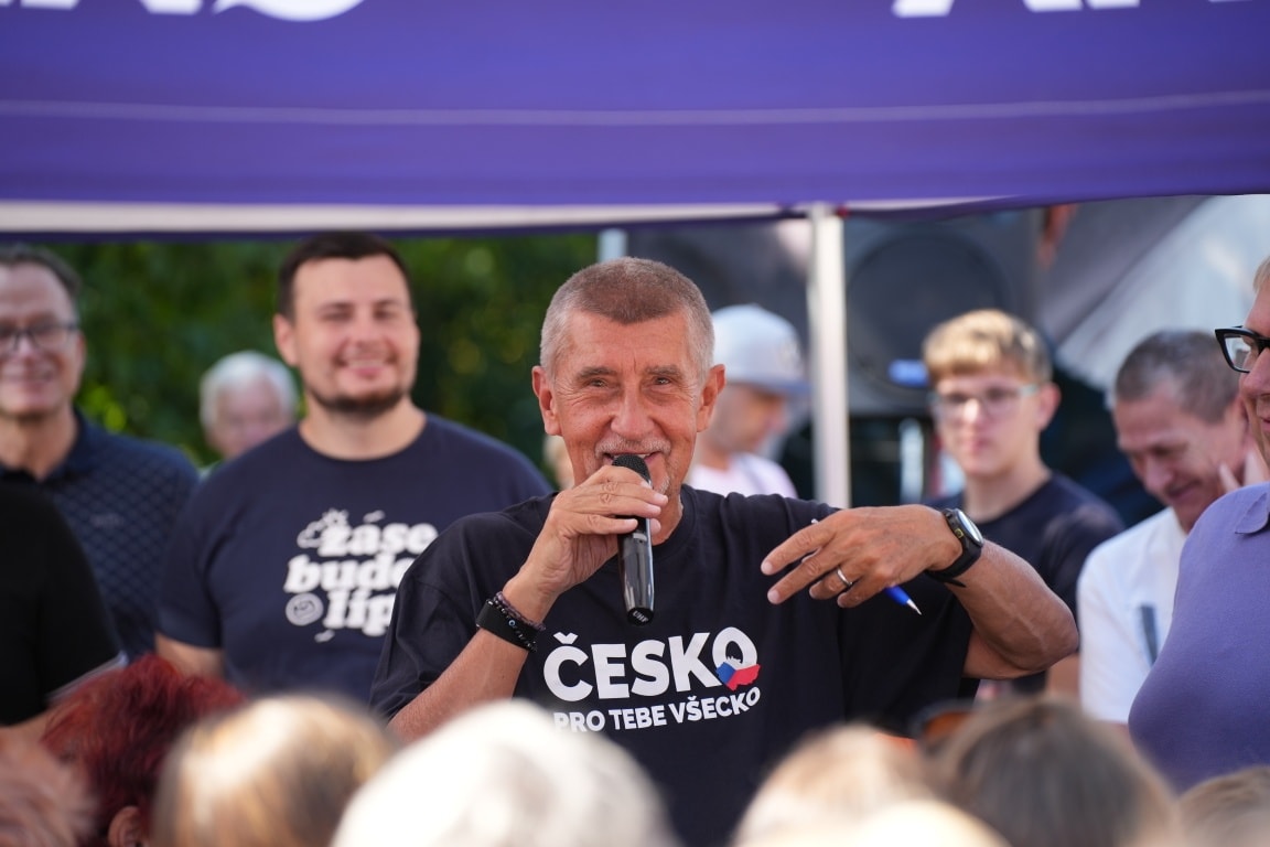 Megütötte mankójával Andrej Babist egy résztvevő a választási gyűlésen. Fotó: Andrej Babist hivatalos Facebook-oldala