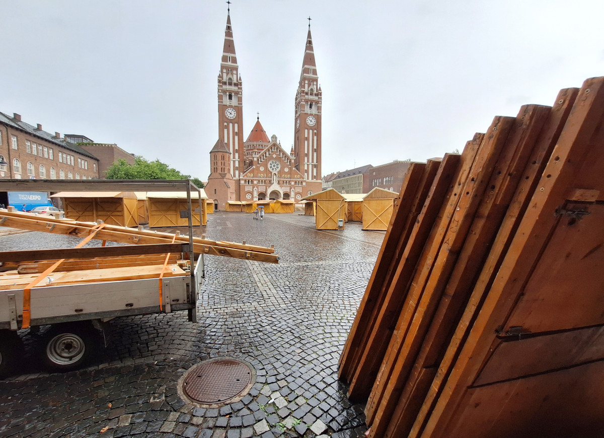 Szeged, épül, faházak, bódék, Dóm tér, Bor tér