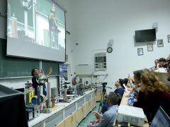 Szeged, Kutatók Éjszakája, SZTE, Fizikai Intézet, kísérlet, diákok, Ignácz Ferenc