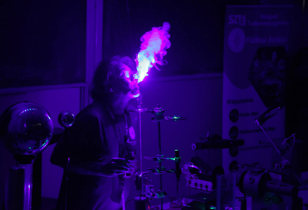 Szeged, Kutatók Éjszakája, SZTE, Fizikai Intézet, kísérlet, diákok, Ignácz Ferenc