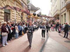Szeged, átadás, megújult, Oroszlán utca, régészeti leletek, KÉSZ, acélszobrok, kiállítás, Varga Mihály, Botka László