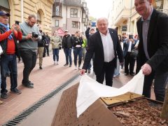 Szeged, átadás, megújult, Oroszlán utca, régészeti leletek, KÉSZ, acélszobrok, kiállítás, Varga Mihály, Botka László