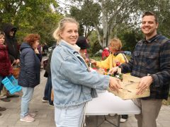 Szeged, őszi virágosztás, Újszeged, Körmendi Zoltán, önkormányzati képviselő, árvácska