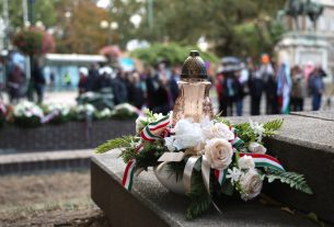 Szeged, október 6., megemlékezés, Aradi vértanúk tere, koszorúzás