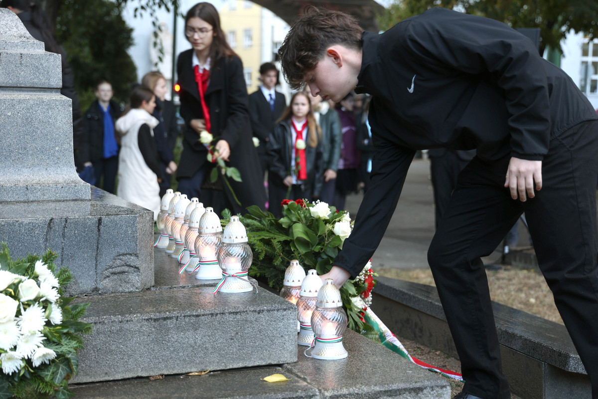 Szeged, október 6., megemlékezés, Aradi vértanúk tere, koszorúzás