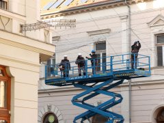 Szeged, szerelik, karácsonyi fények, díszkivilágítás, Kárász utca